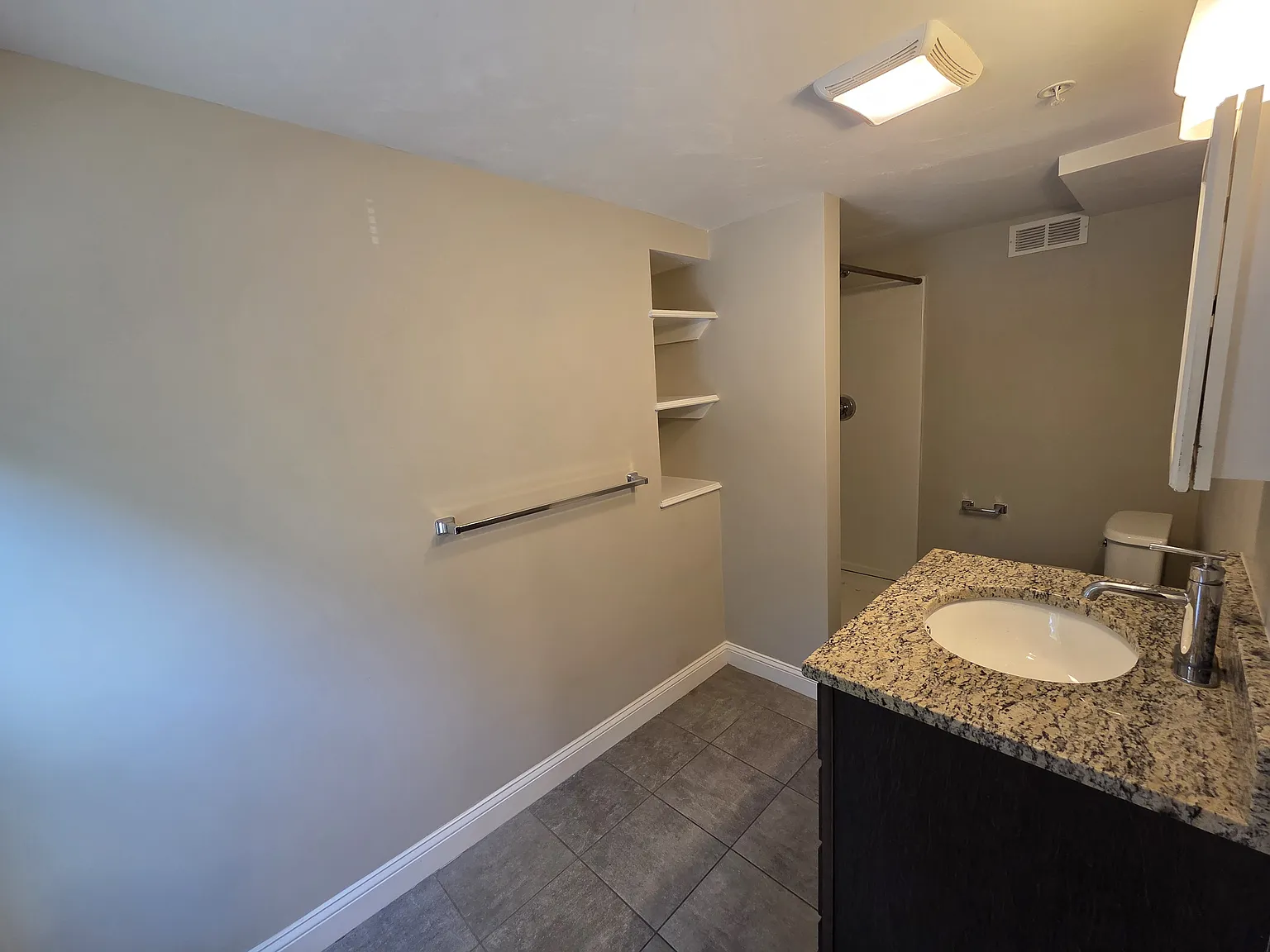 1 bed, 975 sqft, $1,500 — Photo 3