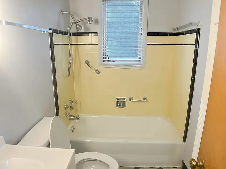 1026 E Front Ave — Photo 13