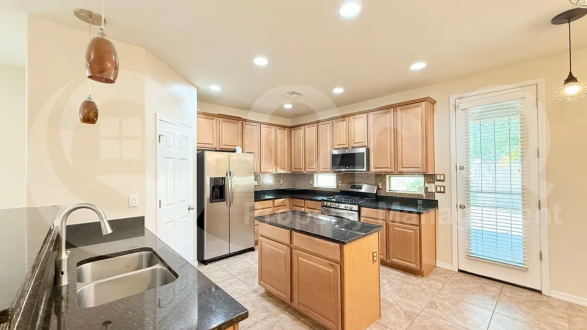 3 bed, 2.5 bath, 2110 sqft, $2,250 — Photo 3