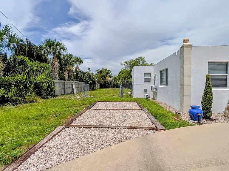 407 NW 7th St #B — Photo 4