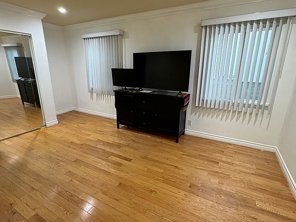 3rd image of 2524 Fairmount Ave