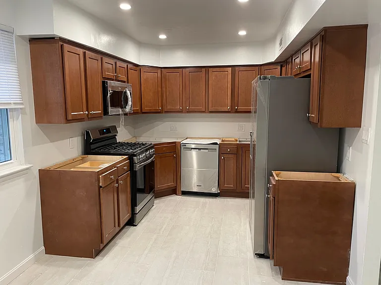Kitchen pre-installation of countertops