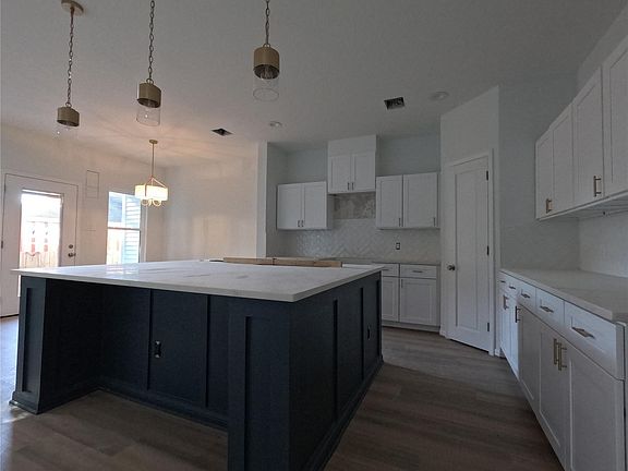 5th image of 9427 Coffee St