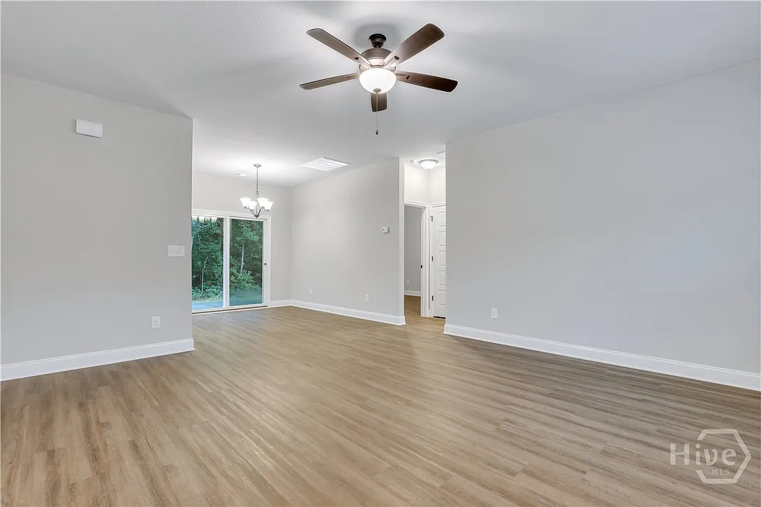 3 bed, 2.0 bath, 1298 sqft, $1,700 — Photo 4