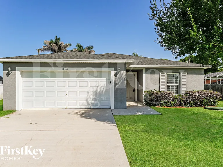 561 SE Brookside Ter — Photo 1