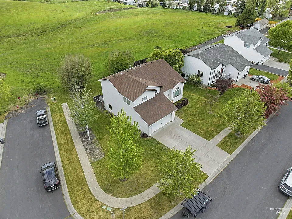 4 bed, 1978 sqft, $3,495 — Photo 4