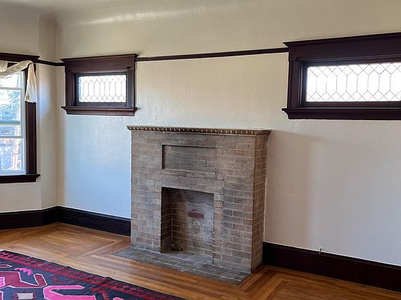 non working fireplace in living room