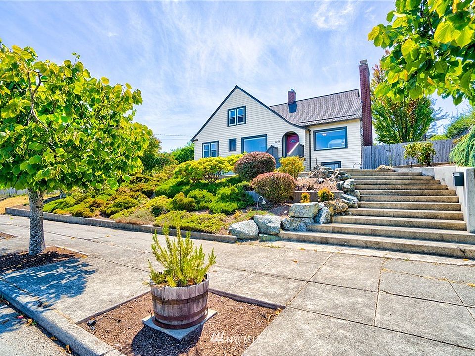 Wide sidewalks lead to terraced yard