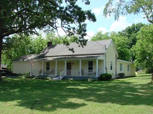 921 Memorial Dr, Paris, TN 38242