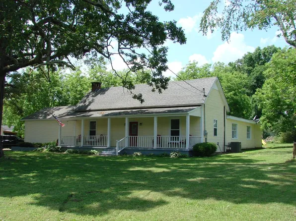 921 Memorial Dr, Paris, TN 38242