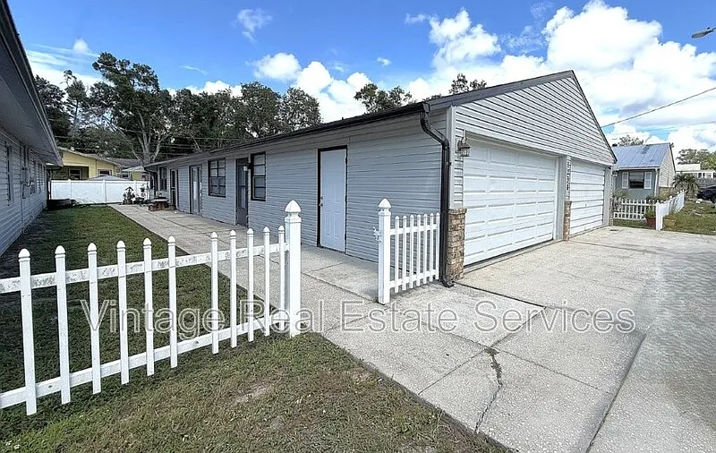 3 bed, 2.0 bath, 925 sqft, $2,400 — Photo 1