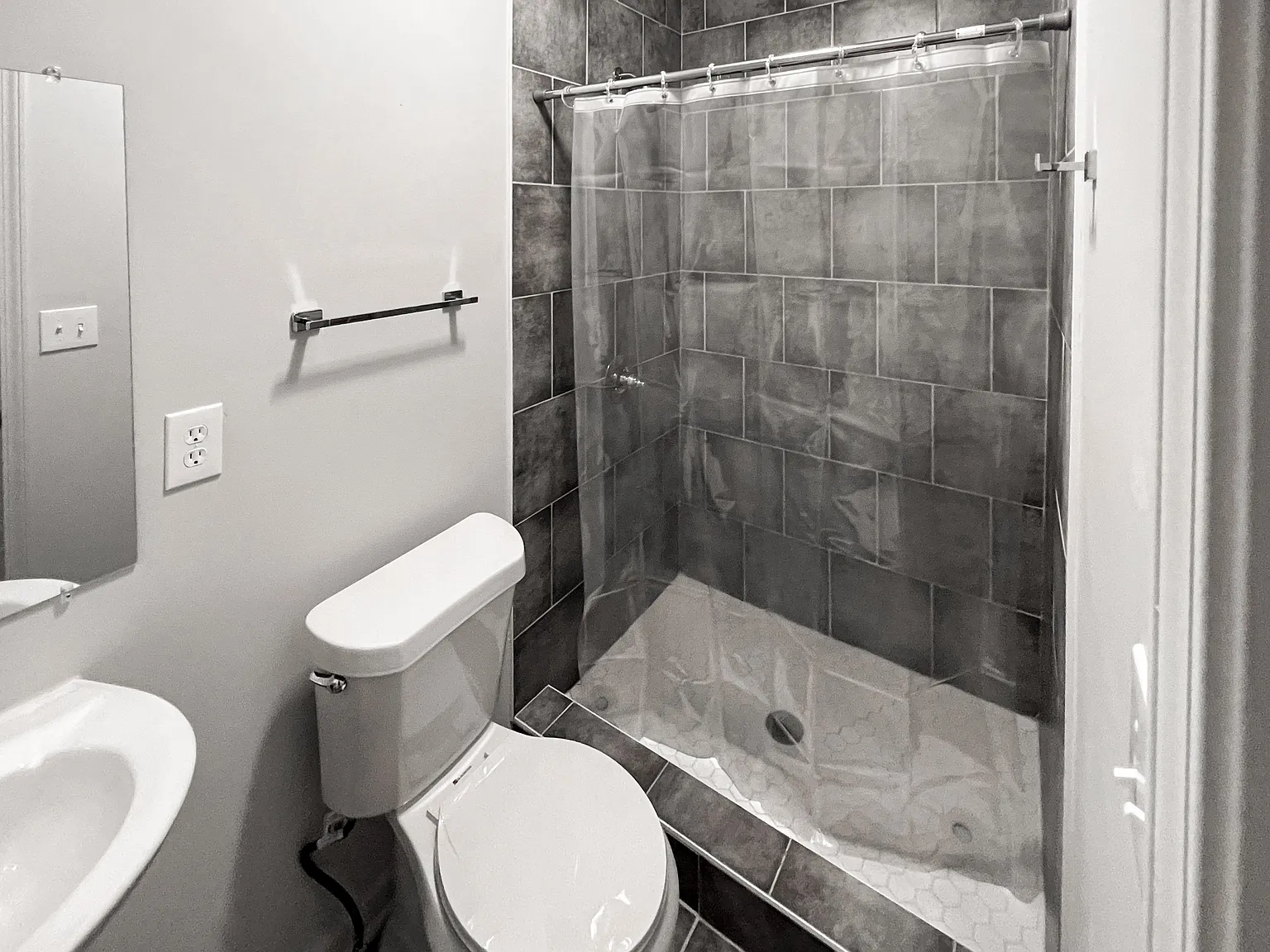 4 bed, 6.0 bath, 2020 sqft, $1,001 — Photo 2