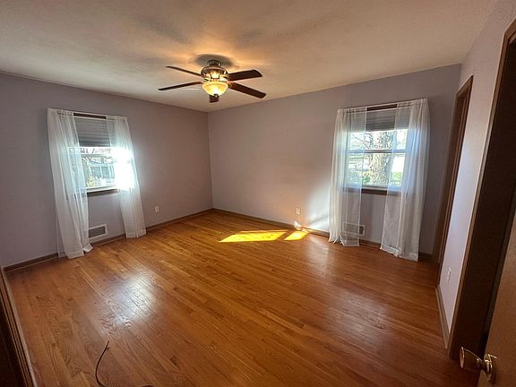 5th image of 13630 Bennington Ave