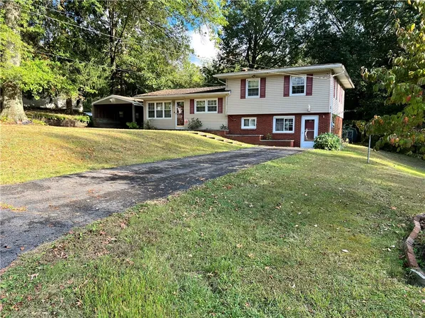 5 Woodbine Dr, Greenville, PA 16125