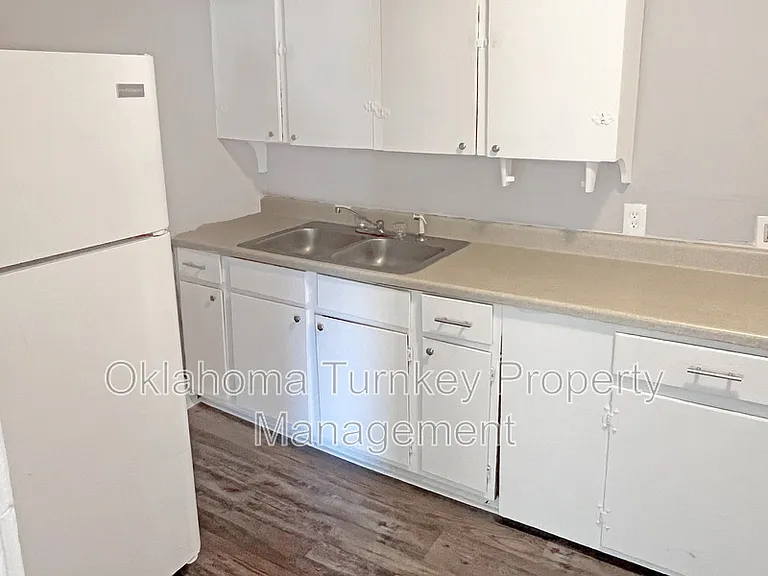 1112 W 4th St — Photo 8