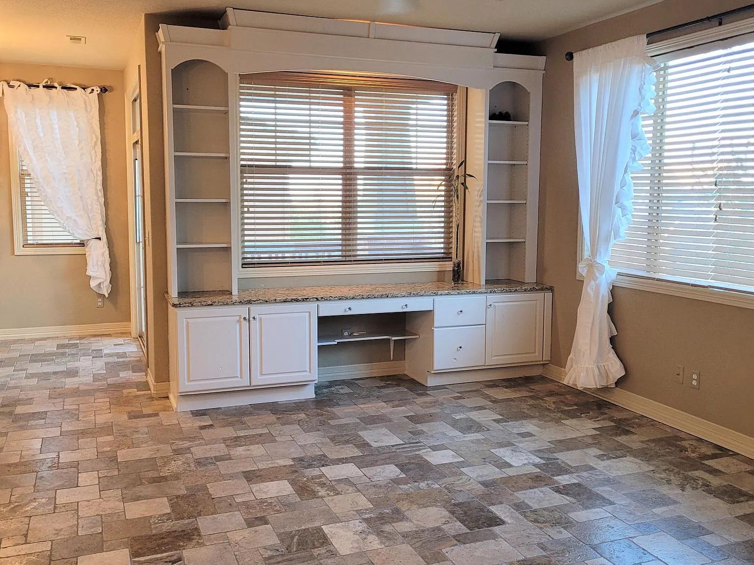 10075 Bluffmont Ct — Photo 4