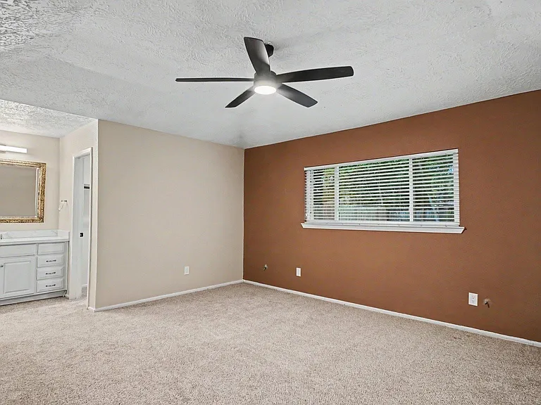 215 Redbud Cir — Photo 8