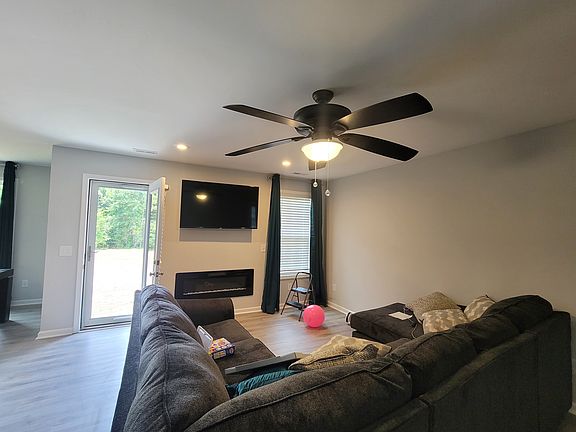 3rd image of 370 Keith Rd