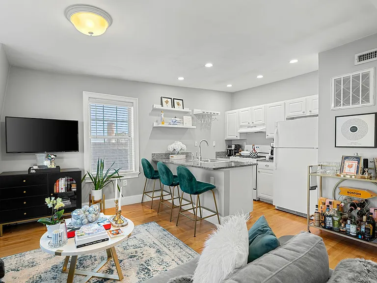 7 Brewster St #3 — Photo 1