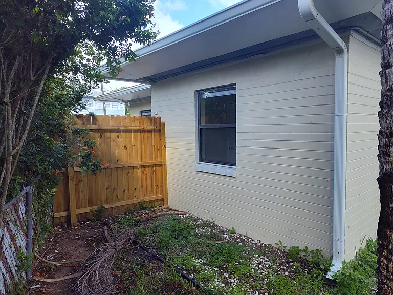 318 N Oleander Ave — Photo 25