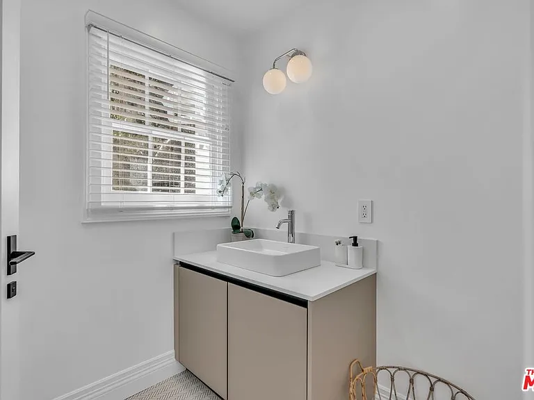 135 S Linden Dr — Photo 37