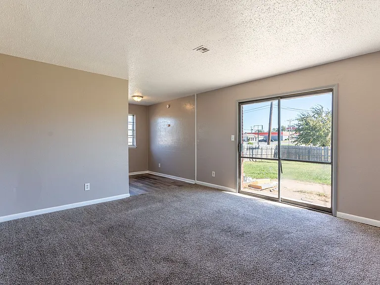1212 N Janeway Ave — Photo 6