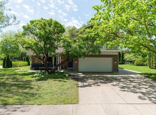 678 Exmoor Ct, Crystal Lake, IL 60014