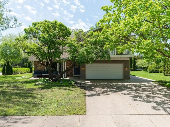 678 Exmoor Ct, Crystal Lake, IL 60014