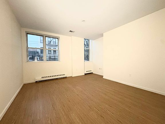 4th image of 2737 27th St APT 1J
