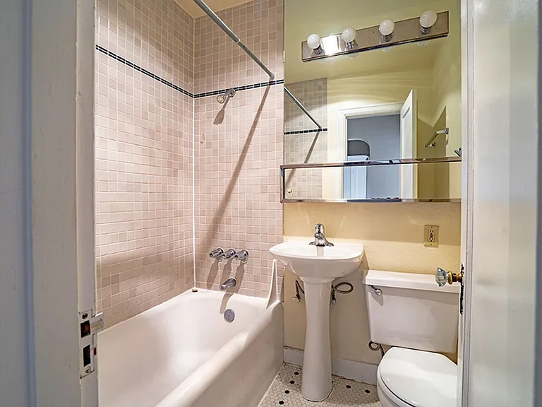 Stanford Arms Apartments — Photo 17