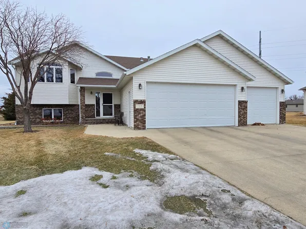 1518 Woodridge Ln, West Fargo, ND 58078