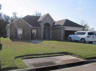 5321 Faulkner Dr, Darrow, LA 70725