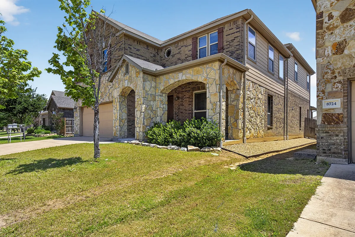 Building Photo - 8728 Maple Ridge Trl