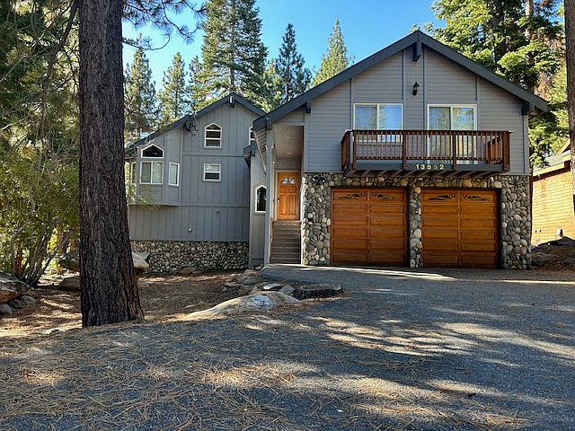 Wide flat driveway and attached 2-car garage on the golf course