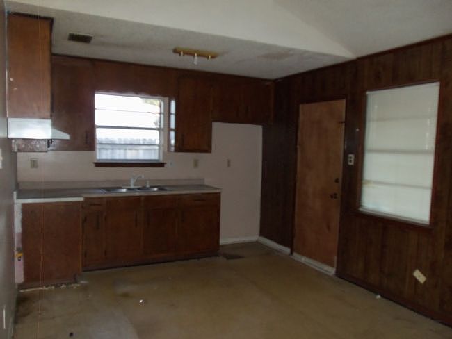 2nd image of 2515 Club House Rd