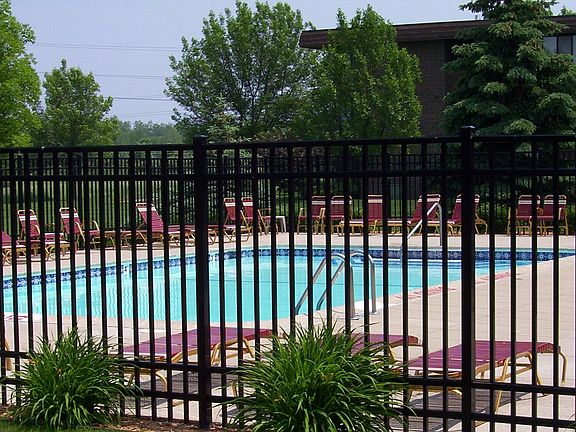 3rd image of 409 Old Orchard Dr APT 13
