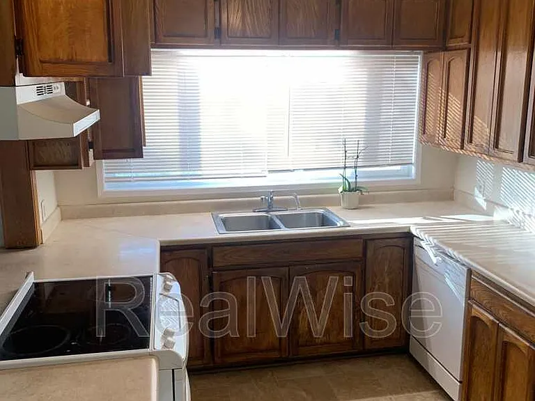 443 NE Baker Dr — Photo 7