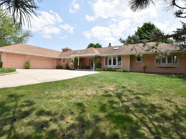 5640 South St Mary's DRIVE, New Berlin, WI 53151