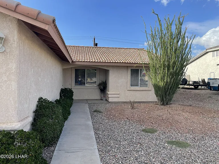 1071 Rolling Hills Dr — Photo 2