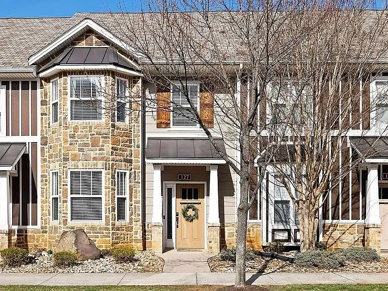 127 Portico St — Photo 1