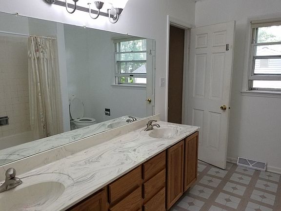 3rd image of 3903 Bloomingdale Ave