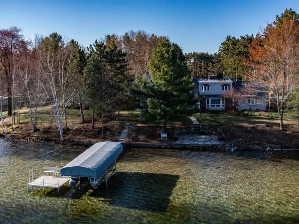 N2300 Country Ln, Waupaca, WI 54981