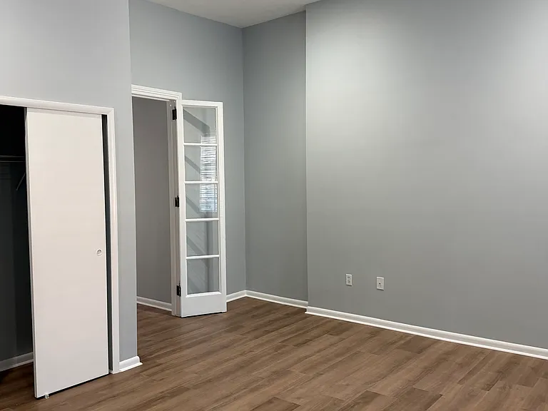 9 feet ceilings and plenty of sunlight