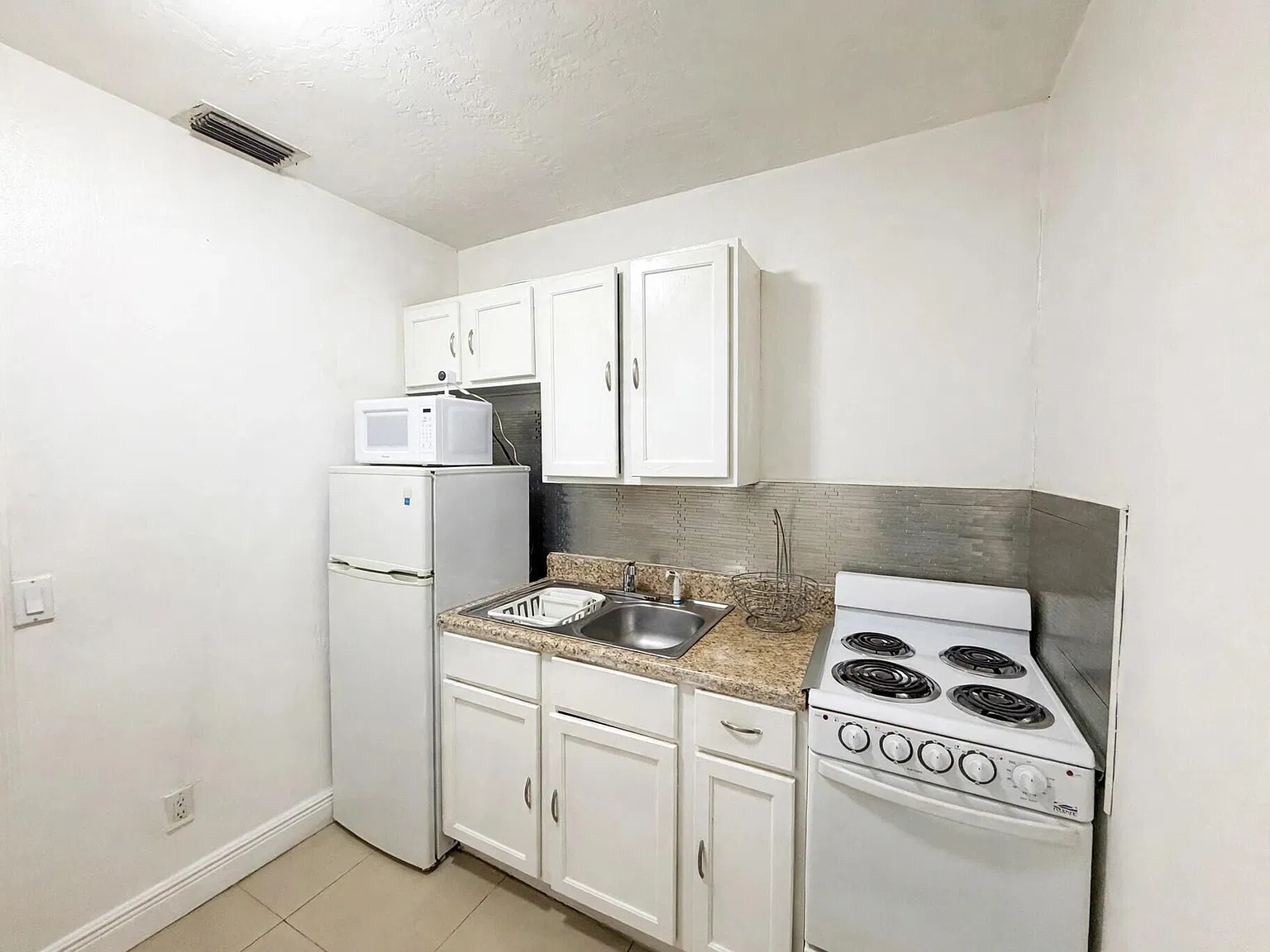 4 bed, 2.0 bath, 450 sqft, $1,300 — Photo 3