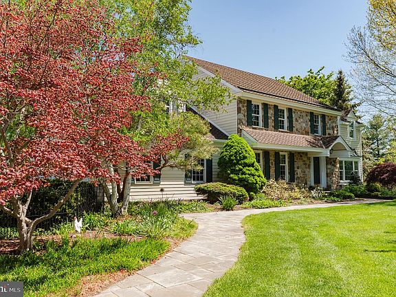 3rd image of 1020 Rosewood Dr