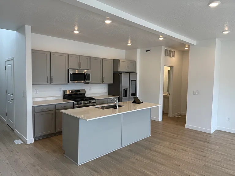 1579 W Viola Ln — Photo 3