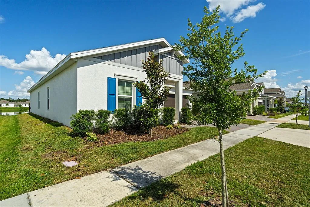 4 bed, 2.0 bath, 1922 sqft, $2,600 — Photo 3