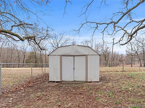 5th image of 20675 Harris Ln