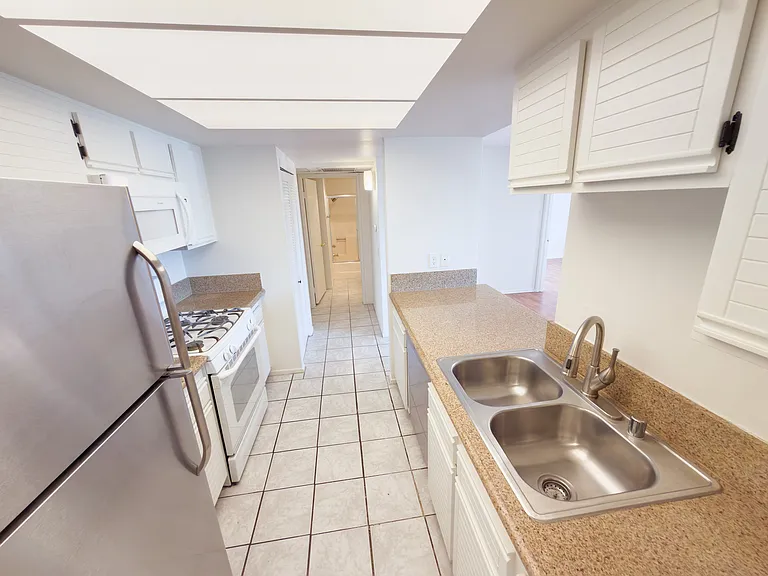 918 W College St #210 — Photo 6