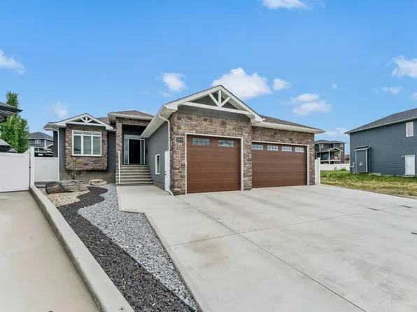 215 S Hamptons Cres SE, Medicine Hat, AB T1B 0P4